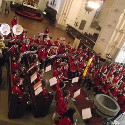 Pūteju orķestru defilē pie Brīvības pieminekļa un koncerts Doma baznīcā